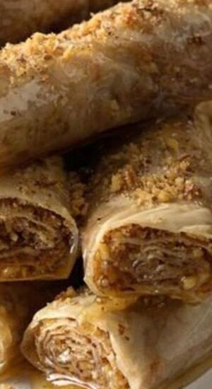 Cinnamon Rollups, Phyllo Dough Recipes, Phyllo Recipes, Bbq Desserts, Halloween Cookie Recipes, Honey Cinnamon, Bar Recipes, Pie Bar, Puff Pastry Recipes