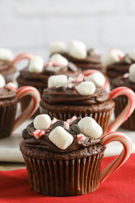 Christmas Candy Cane Dessert, Peppermint Hot Chocolate Cupcakes, Christmas Party Baked Goods, Xmas Snacks Parties, Muffin Recipes Christmas, Hot Cocoa Ideas Christmas, Cute Christmas Deserts Ideas, Cute Christmas Deserts, Decorating Cupcakes For Christmas