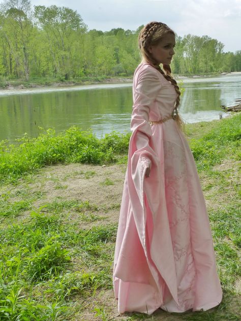 Sansa Stark pink dress - Game of Thrones - Cosplay by PemberleyCottage on Etsy https://www.etsy.com/listing/233828840/sansa-stark-pink-dress-game-of-thrones Game Of Thrones Dresses, Item References, Game Of Thrones Cosplay, Pink Cotton Fabric, Historical Costuming, Ballerina Outfit, Sansa Stark, Fantasy Story, Story Board