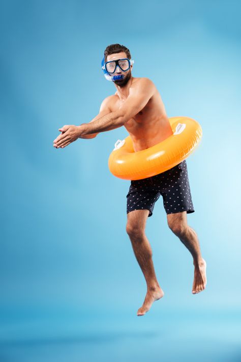 Man with swimming circle diving Free Photo Water Circle, Male Swimmers, Leisure Center, Turtle Swimming, Shark Swimming, Snorkel Mask, Diving Gear, Fish Swimming, Baby Swimming