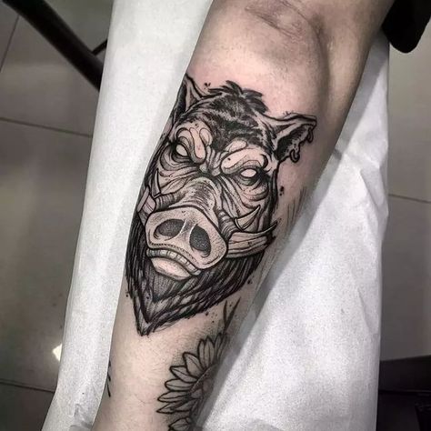 Murilo Peres • Tatuador • Rio de janeiro on Instagram: "Javali boladão, feito para o @cassio_vier Essa aí rolou no @cassio_vier Valeuu parceiro 🙌 Faça seu orçamento via whatsapp: 985461430 ___________________________________________________ #tatuagem #tattoo #tattoos #rj #riodejaneiro #botafogo #copacabana #zonasul #tattooart #tattooinspiration #inked #tattoo  #blackandwhite #blackandgreytattoo  #tatuadoresbrasileiros #tatuadoresdobrasil #tijuca #tatuadoresdobrasil #blackwork" Satanic Tattoos, Ma Tattoo, Pig Tattoo, Realistic Tattoo Sleeve, Creepy Tattoos, Mask Tattoo, Inked Tattoo, Traditional Tattoo Design, Dark Art Tattoo