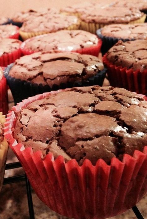 Looking for dessert recipes? Try bakin these brownie cupcakes. You will love baking these homemade brownies for a quick and easy dessert. If you love chocolate cake, you will love these brownie cupcakes. #dessertrecipes #dessertideas #dessertdishes #dessertinspiration #sweettreats #brownies #brownierecipes #homemadebrownies #cakerecipes #bakingrecipes #cakes #cakeideas Cake Mix Cupcakes, Resep Brownies, Brownie Cupcakes, Uk Food, Cupcake Recipes Chocolate, Cake Mug, Delicious Brownies, Best Brownies, Milk Chocolate Chips