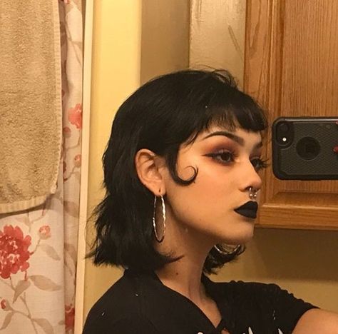 love the witchy vibes Fete Emo, Pretty Poison, Makeup Lipgloss, Grunge Tattoo, Short Grunge Hair, Alternative Makeup, Mullet Hairstyle, Hair Inspo Color, Grunge Hair