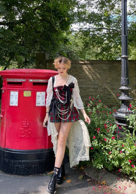 Vivienne Westwood Best Looks, Candy Cane Inspired Outfit, Vivian Westwood Outfit Inspiration, Vivienne Westwood Outfit Inspiration, White Corset Photoshoot, Vivienne Westwood Punk Fashion, Vivienne Westwood Style Outfit, Casual Victorian Outfits, Vivienne Westwood Editorial