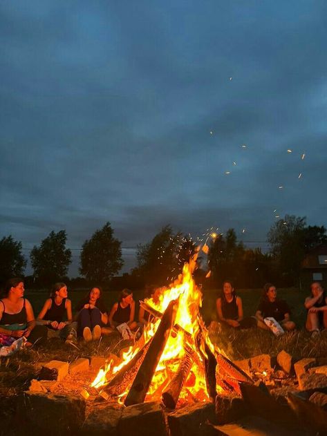 Fire With Friends Aesthetic, Camp Fire Friends, Camp Fire Aesthetic Friends, Summer Campfire Aesthetic, Camp Fire With Friends, Bonfire Friends Aesthetic, Capture The Flag Aesthetic, Camping Fire Aesthetic, Wildfire Aesthetic Book