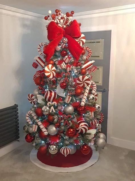 Creative Christmas Tree Ideas, Glam Christmas Tree, Christmas Tree Inspo, Candy Christmas Tree, Pretty Christmas Decorations, Christmas Tree Decorating Themes, Peppermint Christmas, Glam Christmas, Elegant Christmas Trees