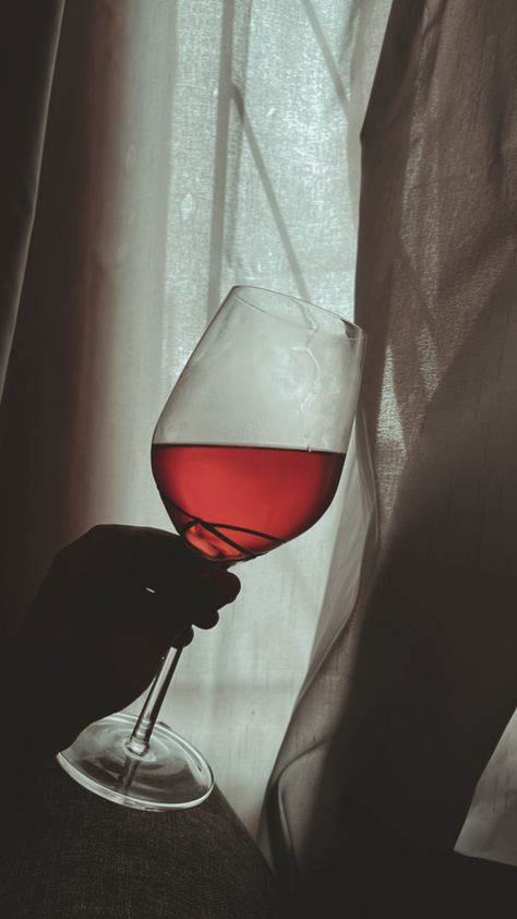 Cranberry juice - Wine glass 🤪 Glass Of Wine Wallpaper, Wine Glass Asethic, Holding Wine Glass Aesthetic, Drink Glasses Aesthetic, Cranberry Juice Aesthetic, Wine Glass Wallpaper, Glass Of Wine Aesthetic, Wine Glasses Aesthetic, Wine Snap