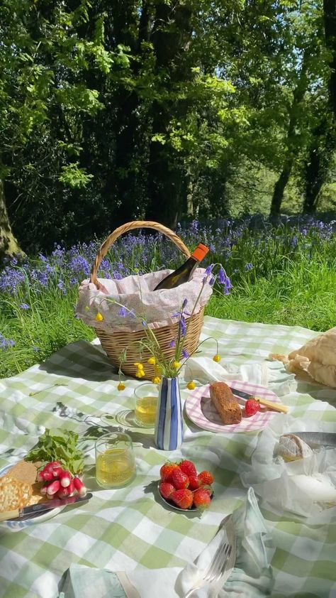 Kids Birthday Party Food, Birthday Party Snacks, Picnic Inspiration, Picnic Birthday, Party Table Settings, British Summer, Perfect Picnic, Picnic Set, Picnic Foods