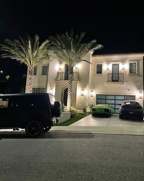 miami home, florida home, g wagon, palm tree White G Wagon, Palm Trees Aesthetic, House Rich, Luxury Life Aesthetic, Aesthetic Sport, Baldwin Hills, Miami Mansion, White Mansion, Trees Aesthetic