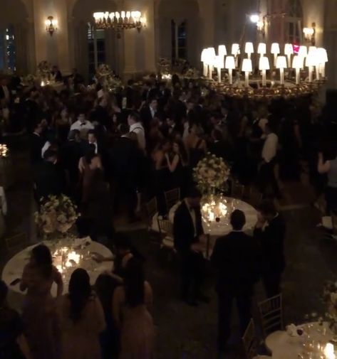 Formal Gathering Aesthetic, Met Gala Dinner Table, Rich Prom Aesthetic, Gala Night Aesthetic, Gala Ball Aesthetic, Party Aesthetic Fancy, Rich People Party Aesthetic, Fancy Banquet Aesthetic, Ballroom Party Aesthetic