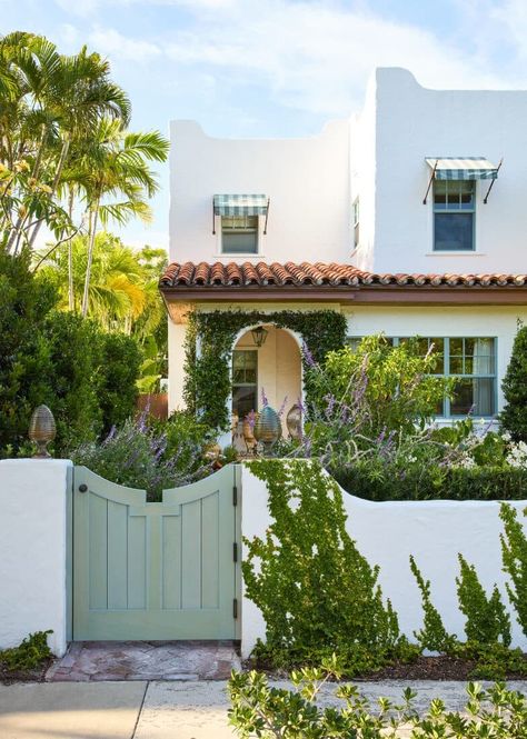 Tour Lewis Miller's Vintage-Filled Palm Beach Home – Frederic Magazine Mediterranean Front Fence, Palm Beach Exterior Home, Pacific Palisades Homes, Modern Florida Home Exterior, Palm Beach Design, Green Stucco House, Spanish Beach House, Spanish Revival Exterior, Palm Beach Homes