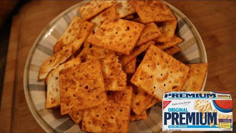 Homemade Cajun Fire Crackers Recipe Cajun Crackers Recipe, Cajun Crackers, Fire Crackers Recipe, Firecracker Crackers, Saltine Cracker Recipes, Spicy Crackers, Seasoned Crackers, Fire Crackers, The Best Snacks