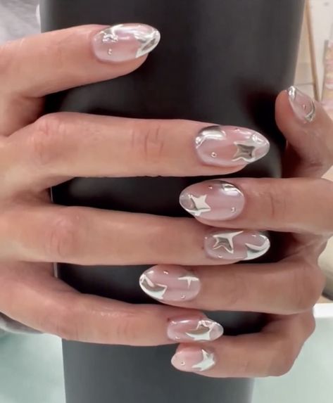 Shiny Star Nails, Cool Silver Nails, Pink And Silver Star Nails, Star Silver Nails, Silver Chrome Design Nails, Silver Chrome Nail Ideas, Star Nails Chrome, Silver Chrome Star Nails, Nail Inspiration Silver