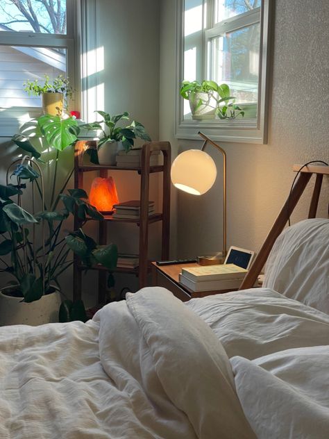 Plant Room Aesthetic Bedroom Cozy, Cozy Minimalist Room Ideas, Plant Apartment Aesthetic Bedroom, Indoor Plants Minimalist, Cozy Room Lamps, Bedroom Aesthetic Earthy, Colorful Room With Plants, Minimal Bedroom With Plants, Cozy Home With Plants