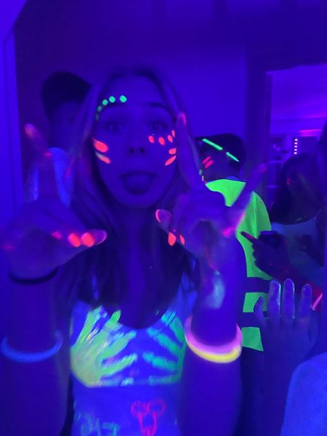 Euphoria Sweet 16 Party Ideas, Neon Birthday Party Activities, Party Tips And Tricks, Neon Markers, 14th Birthday Party Ideas, Neon Birthday Party, Fest Temaer, Glow Birthday Party, Glow Birthday