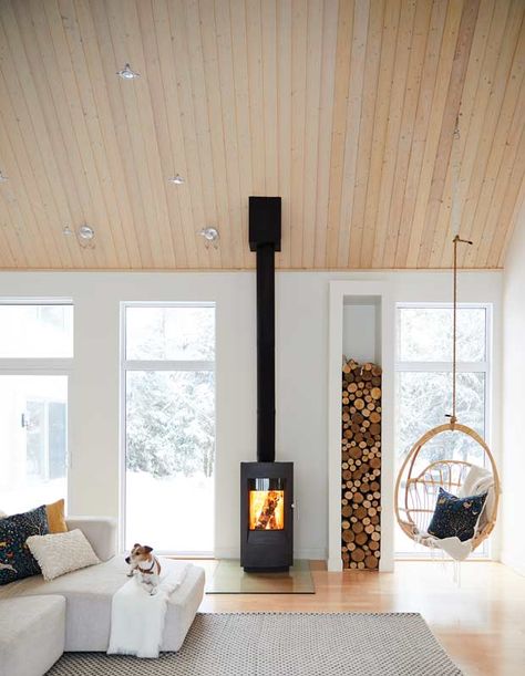 Scandinavian Fireplace, Cabin Interiors, Home Fireplace, Wood Burner, Modern Cabin, Fireplace Design, Wood Burning Stove, Barn House, A Fire