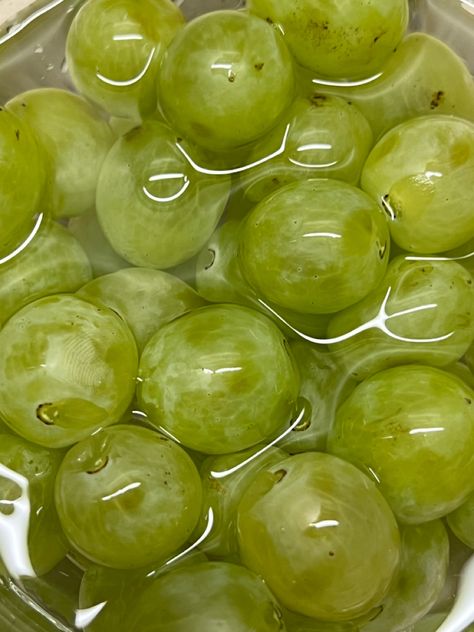 Uva Verde Aesthetic, Green Grapes Aesthetic, Grape Aesthetic, Hijiri Byakuren, Foodie Pics, Sour Grapes, Green Grape, Healthy Food Motivation, Green Fruit