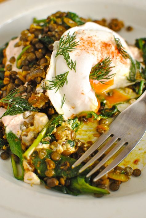 french lentils with poached eggs and paprika yogourt Yogurt Breakfast, Poached Egg, Lentil Recipes, Breakfast Brunch Recipes, An Egg, Meat Free, Vegetarian Dishes, Veggie Recipes, Brunch Recipes