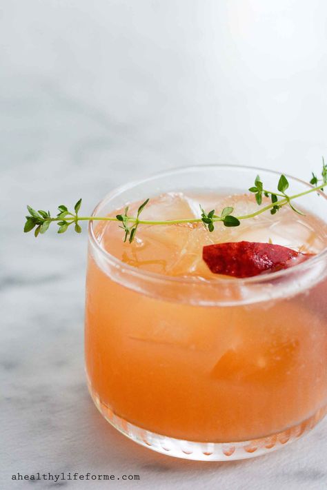 This peach bourbon drink is the perfect cocktail.  Packed with fresh peach juice, bourbon, thyme, and jalapeno simple syrup. Peach Cocktail Recipe, Peach Bourbon, Strawberry Gin, Peach Cocktail, Peach Recipes, Pretty Cocktails, Healthy Cocktails, Bourbon Drinks, Peach Juice