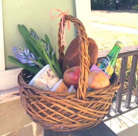 This easy food gift basket is a beautiful and thoughtful thing to bring to someone. You don't even need to tell them; just drop off on their porch for a lovely surprise! Easy Food Gifts, Meal Train, Food Gift Basket, Creative Gift Baskets, Homemade Gift Baskets, Meal Train Recipes, Food Gift Baskets, Harvest Basket, Bed Rest