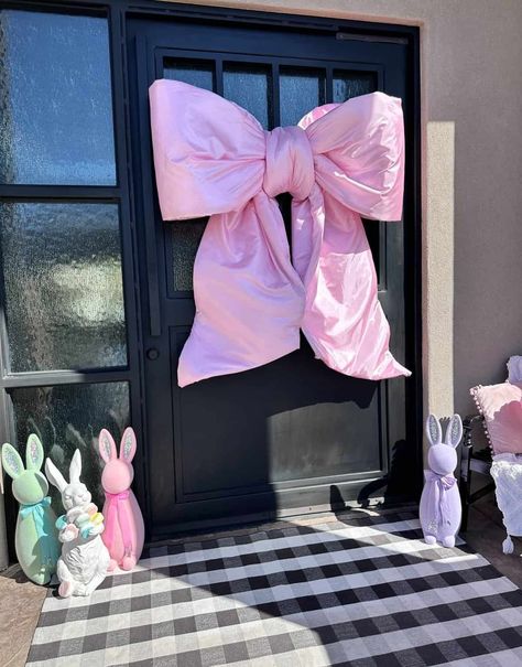 How to Make a Giant Fabric Wall Bow for Party Decor Giant Fabric Bow, Big Bow Decoration, Big Bow Diy, Bow Party Decor, Giant Bow Diy, Pink Bow Party, Bow Party Theme, Diy Giant Bow, Bow Themed Party