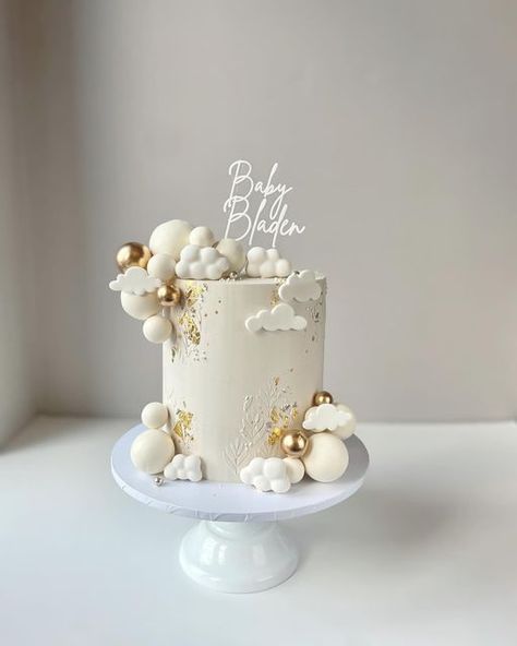 Cloud Design Cake, White And Gold Baby Shower Cake, Cloud Cakes Ideas, Cloud Theme Baby Shower Cake, Moon Star Baby Shower Theme, Cloud 9 Baby Shower Cake, Cloud Themed Cake, Baby Shower Cake Gender Neutral, Moon And Stars Baby Shower Cake