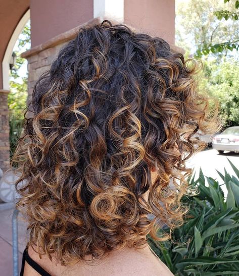 2c Hair Balayage, Curly Hair Color 2023 Trends, Curly Hair Color 2023, Fall Hair Color For Curly Brunettes, Summer Hair Color For Brunettes Curly, Fall Hair Color For Brunettes Curly Hair, Short Brown Curly Hair With Highlights, Partial Balayage Curly Hair, Curly Hair Bayalage