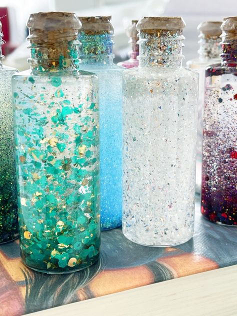 DIY Harry Potter Potion Bottles Potion Bottles Harry Potter, Potion Bottle Mixture, Harry Potter Spell Books Diy, Harry Potter Potion Ingredients List, Potion Art Aesthetic, Potion Bottle Recipe, Diy Fairy Potion, Harry Potter Slime Potion, Harry Potter Potions Party