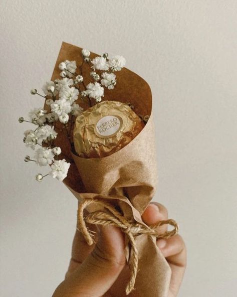 Mini Bouquets, Chocolates Bouquet Diy Gift Ideas Simple, Small Chocolate Bouquet, Mini Chocolate Bouquet, Simple Flower Bouquet Gift Brown Paper, Handmade Chocolate Bouquet Ideas, Small Bouquet Of Flowers, Small Chocolate Bouquet Diy, Mini Bouquet