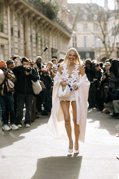 Stay ahead of the curve with these street style outfits fresh from Paris Fashion Week AW 2024! Find inspiration for an elegant gala or party look, or other spring outfits. For example, we love this look with a white Valentino dress, worn by Leonie Hanne. Image ©Launchmetrics Spotlight Paris Fashion Week Aesthetic, Black Leggings Outfits, Runway Aesthetic, Fashion Week Aesthetic, Aw 2024, Cool Street Style, Pfw Street Style, Leonie Hanne, Black Leggings Outfit