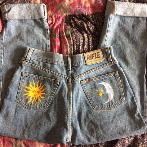 Sun And Moon Vintage, Celestial Sun And Moon, Vintage High Waisted Jeans, Ropa Upcycling, Easy Diy Clothes, Moon Vintage, Celestial Sun, Denim Art, Estilo Hippie