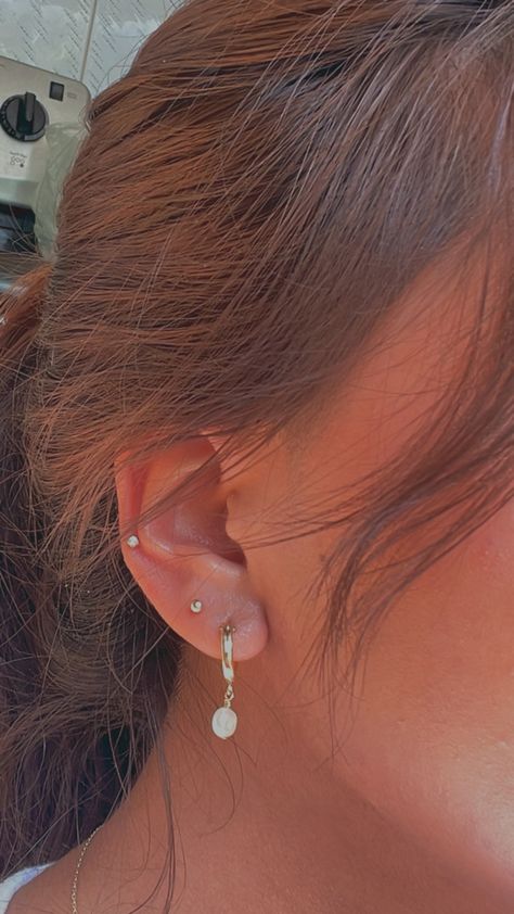 Middle Ear Piercing Stud, Mis Helix Piercing, Mid Lobe Piercing, Upper Lobe Piercing Ideas, Double Percinings Ear Ideas, Mid Ear Piercing, Second Ear Piercing Ideas, Double Mid Helix Piercing, Mid Helix Piercing Ideas