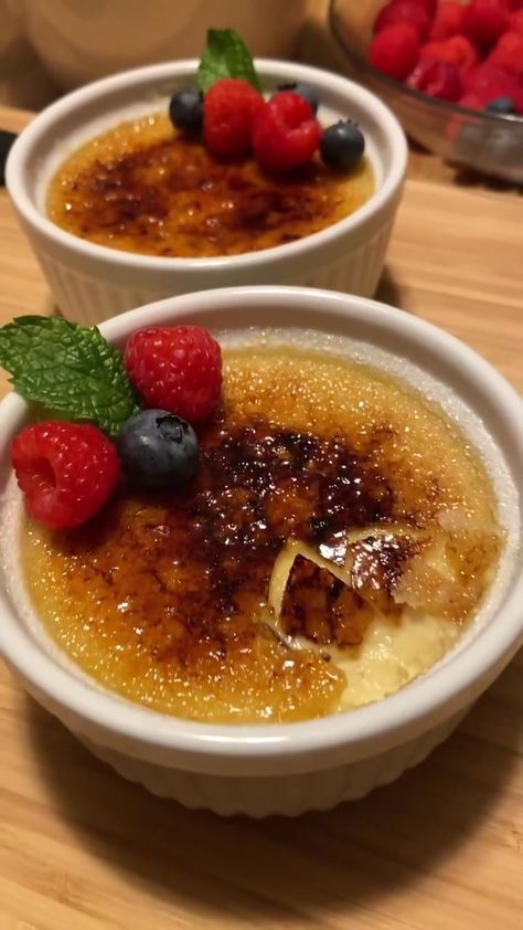 Essen, Aesthetic Creme Brulee, Crème Brûlée Aesthetic, Newt Recipes, Creme Brulee Aesthetic, Newt Food, Best Creme Brulee Recipe, كريم بروليه, Winter Foods