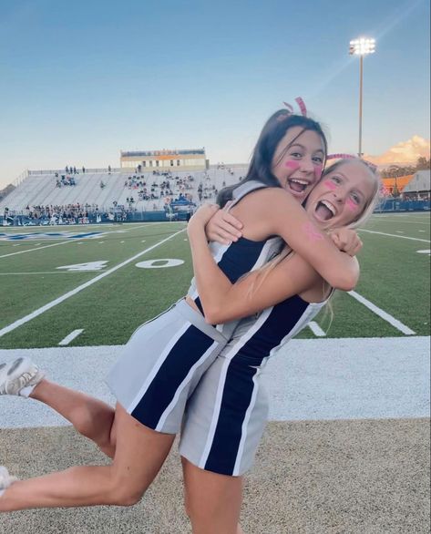 Bestie Cheer Pics, Friday Night Lights Cheerleaders, Fnl Picture Ideas Cheer, Football Makeup Highschool, Cheer Buddy Pictures, Cheerleading Pictures Poses Best Friends, Cute Cheer Pictures With Friends, Cute Cheer Poses Best Friends, Preppy Bestie Pics