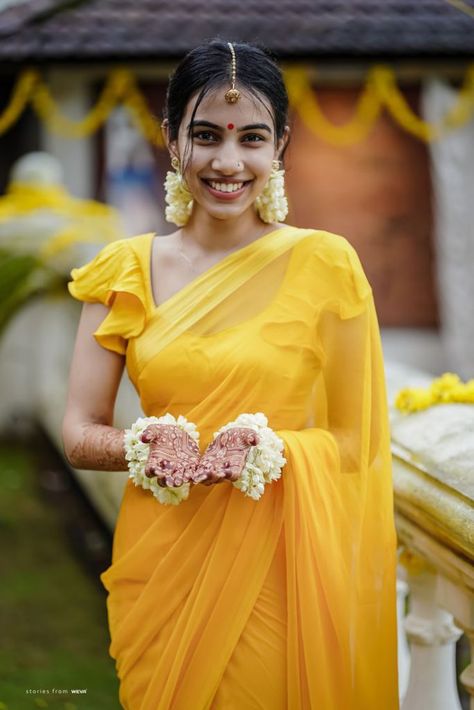 Mehndi Saree Bride, Haldi Get Up For Bride, High Neck Bridal Blouse, Haldi Ceremony Blouse Designs, Bridal Haldi Outfit Indian Saree, Simple Haldi Dress For Bride, Haldi Ceremony Outfit Saree For Bride, Simple Haldi Outfit Ideas For Bride, Halfi Outfit For Bride