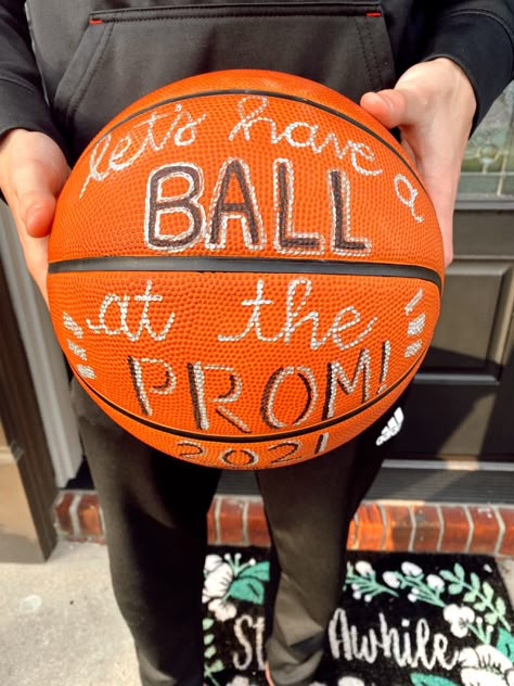 Basketball Themed Promposal, Prom Basketball Proposal, Basketball Themed Hoco Proposals, Basketball Promposal Ideas For Her, Sport Hoco Proposals, Promposal Basketball Ideas, Prom Proposals For Girlfriend, Promposal Ideas For Her To Ask Him, Basketball Promposals