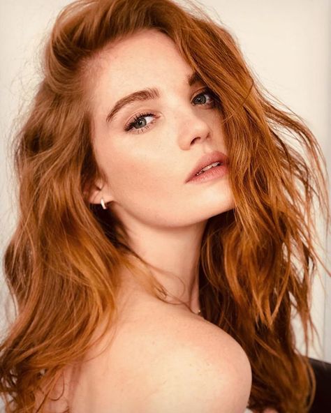 Alexina graham Alexina Graham, Red H, Natural Red Hair, English Fashion, Female Character Inspiration, Victorias Secret Models, Victoria Secret Angels, Victoria Secret Fashion Show, Jean Paul Gaultier