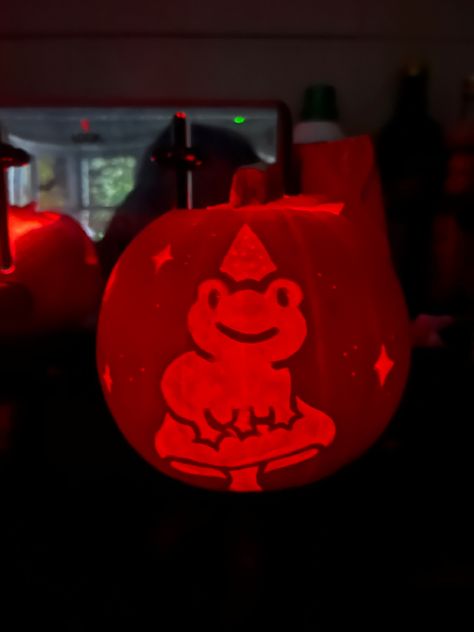 Frog Jack O Lantern, Pumpkin Ideas Carving Cute, Green Pumpkin Ideas Carving, Frog Carved Pumpkin, Cutesy Pumpkin Carving Ideas, Pump Carving Ideas, Animal Crossing Pumpkin Carving, Frog Pumpkin Carving, Frog Pumpkin