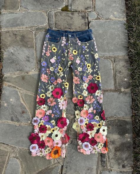 Lace On Jeans Diy, Jeans Flowers Diy, Sewing Flowers On Jeans, Embellished Jeans Outfit, Flower Embroidery Pants, Flower Jeans Outfit, Embroidery Inspiration Jeans, Embroidery Designs On Jeans, Hand Embroidery Jeans