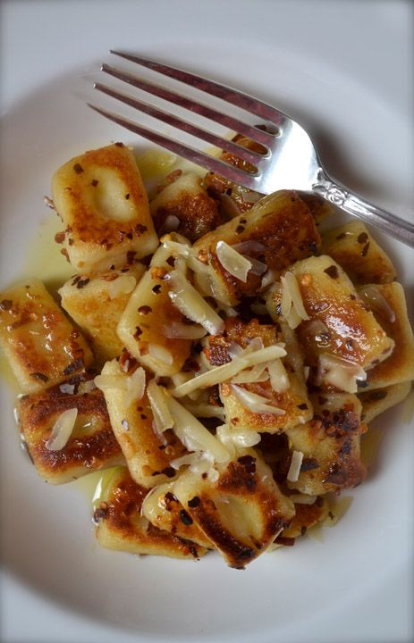 Fried Gnocchi with garlic & Parmesan... Didn't care for this when I tried it but fried might be better! Fried Gnocchi, Gnocchi Recipes Homemade, Gnocchi Recipes, Health Recipes, Garlic Parmesan, Italian Dishes, Recipes Dinner, Tortellini, Gnocchi