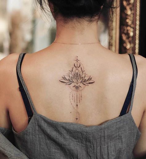 Middle Of Back Tattoo, Back Tattoo Women Spine, Upper Back Tattoos, Girl Back Tattoos, Beautiful Flower Tattoos, Spine Tattoos For Women, Tattoos For Black Skin, Incredible Tattoos, Tattoo Women