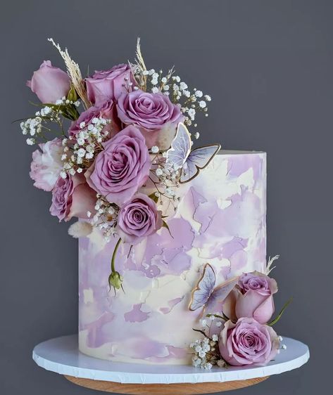 Purple Flowers On Cake, Purple Tall Cake, Lilac Graduation Cake, Pink And Purple Flower Cake, Cake Designs With Flowers, White Cake With Purple Flowers, Lilac Cake Ideas, 2 Layer Cake Design, Purple Cake With Flowers