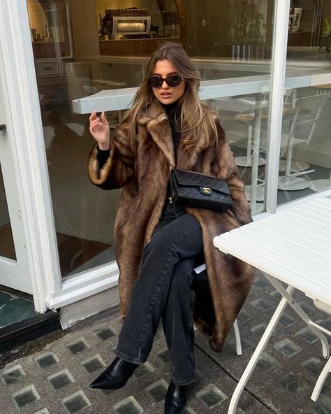 Nyc Winter Looks, Chic Fall Aesthetic, How To Style A Fur Coat, Styling Fur Coat, City Winter Fashion, New York Chic Outfits, Nyc Winter Fashion Cold Weather, Faux Fur Coat Outfit Winter Chic, Outfits Winter 2024