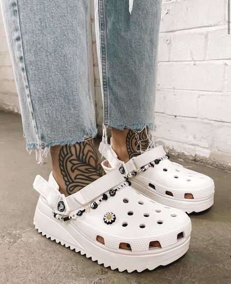 Croc Outfits, Crocs Aesthetic, Clog Outfit, Styling Crocs, Crocs Outfit, Platform Crocs, White Crocs, Crocs Fashion, Crocs Shoes