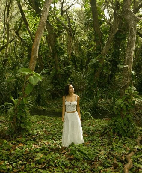 Nature Photoshoot Outfits, Dreamy Forest Photoshoot, Girl In Forest Aesthetic, Tree Photoshoot Ideas, Outdoor Shoot Ideas, Forest Photoshoot Ideas, Forest Pics, Woods Photoshoot, Forest Photoshoot