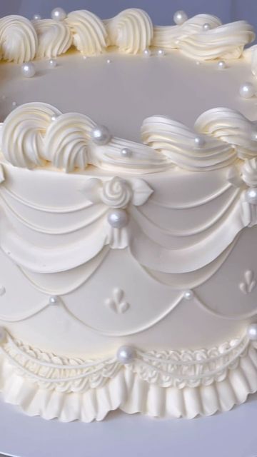 April’s Baker on Instagram: "We’re dreaming of a white cakemas🌬️" One Tier Cake, Bolo Vintage, Frosted Cake, Birthday Cake Decorating Ideas, Wedding Cake Pearls, Pearl Cake, Cake Cafe, Fondant Wedding Cakes, Creative Cake Decorating