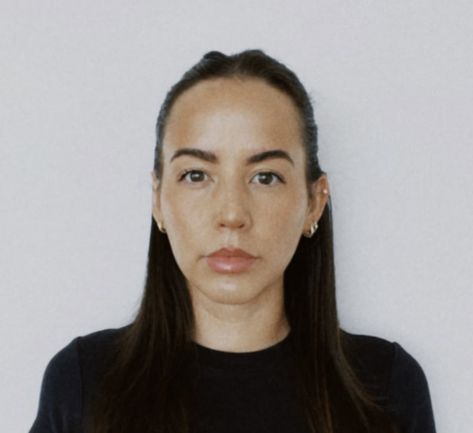 My Passport Photo Is Perfect Thanks to This Viral Makeup Tutorial Good Passport Photo, Passport Photo Makeup, Spiderweb Eyeliner, Laura Mercier Translucent Powder, Viral Makeup, How To Contour, Highlight And Contour, Light Concealer, Filling In Eyebrows