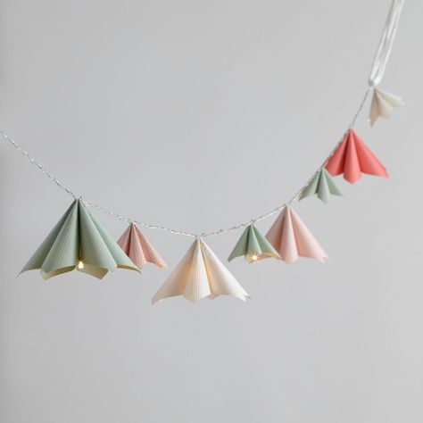 Origami Party Decorations, Hanging Origami Decor, Origami Hanging Decorations, Origami Decor Ideas, Diy Origami Decor, Diy Origami Home, Diy Origami Home Decor, Origami Garland, Flower Wall Hanging Decor