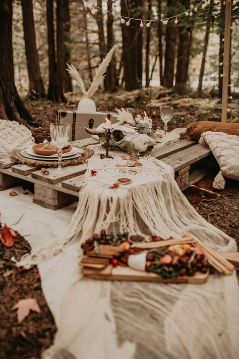 Boho Elopement Picnic, Picnic Styled Shoot, Fall Picnic Decor, Boho Picnic Photoshoot, Picnic Style Wedding, Picnic In The Woods, Elopement Picnic, Fairy Picnic, Picnic Photography