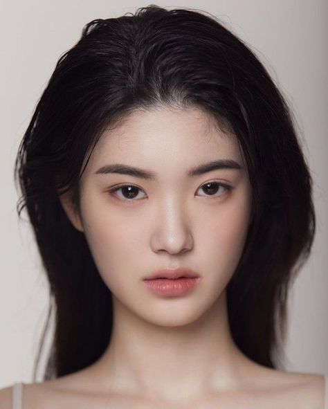 Kim Gahee, Makeup Asia, Asian Makeup Looks, Women Skin, School Looks, Diy Beauty Hacks, Asian Makeup, Medium Length Hair Cuts, Ulzzang Girl